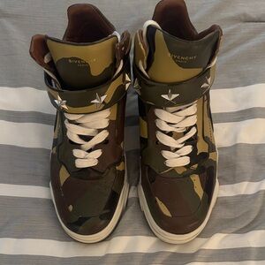 Givenchy Men's Camouflage High-Top Sneakers with Star Accents (43eu) 10us